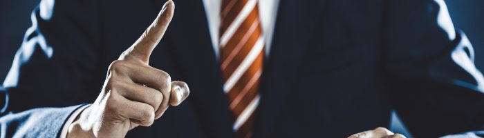 審査をする男性