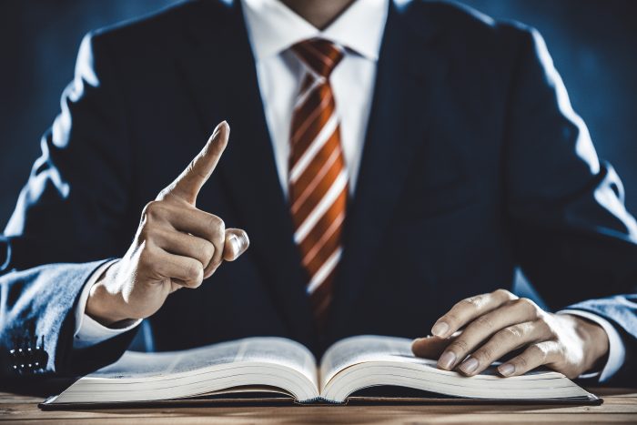 審査をする男性