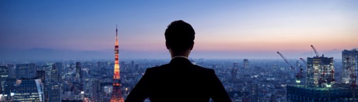 夜景を眺めるビジネスマン