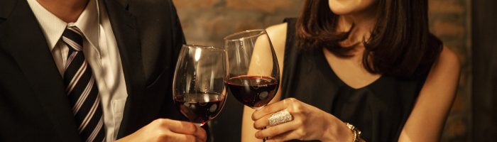 仲良く乾杯をするカップル