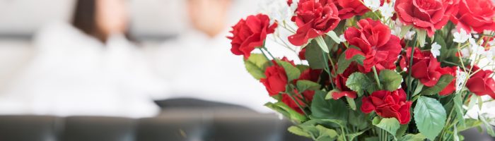 ベッドにいる男女