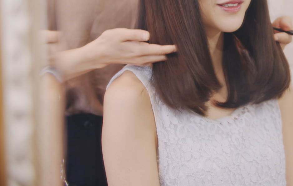 美容院で髪のお手入れをする女性