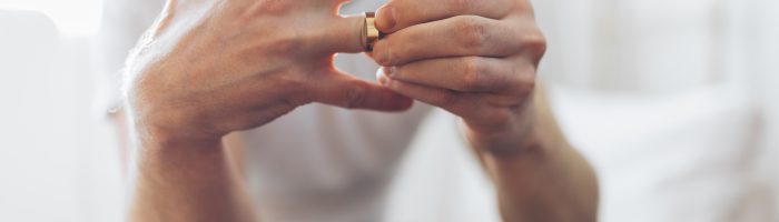 結婚指輪を外している男性
