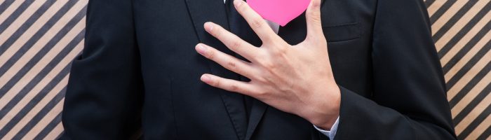 ハートマークを持つ男性