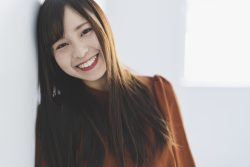 笑顔でこっちをみる女性