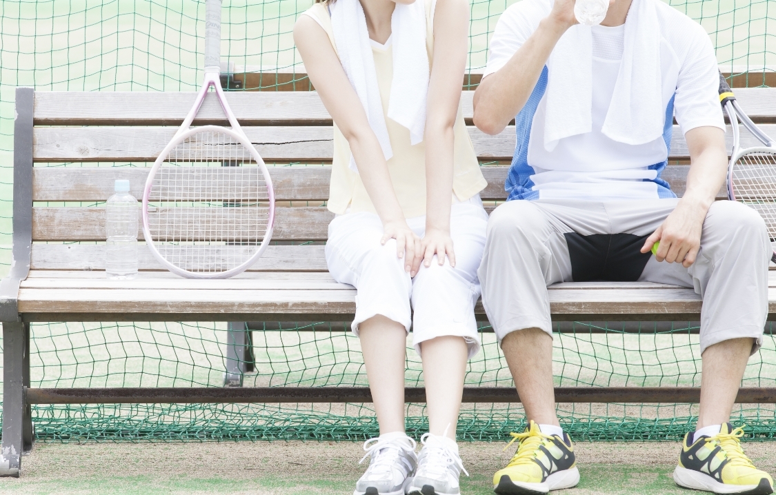 テニスをするカップル