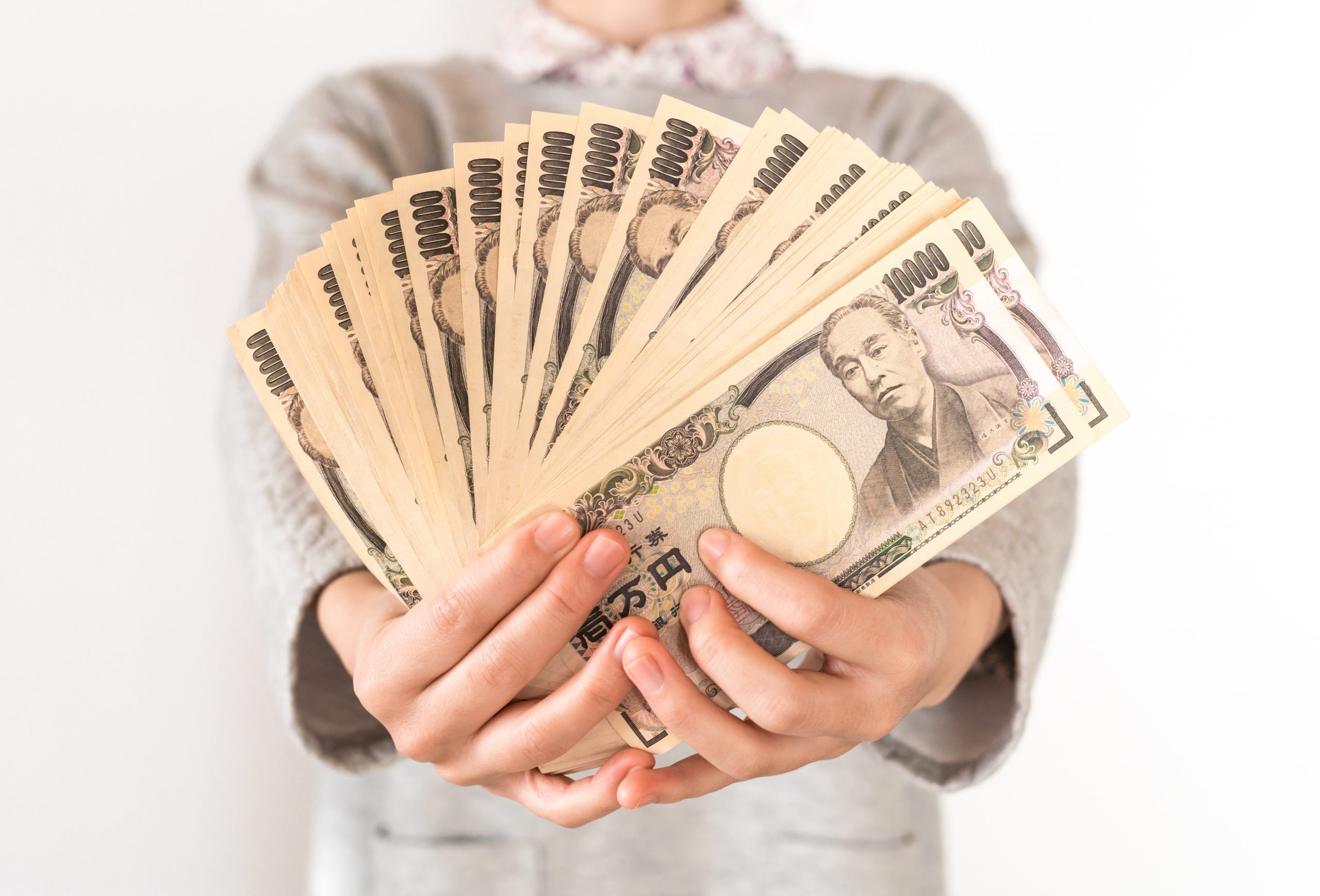 一万円札を持つ女性
