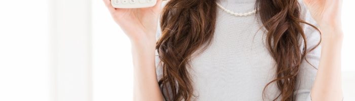 お金を計算する女性